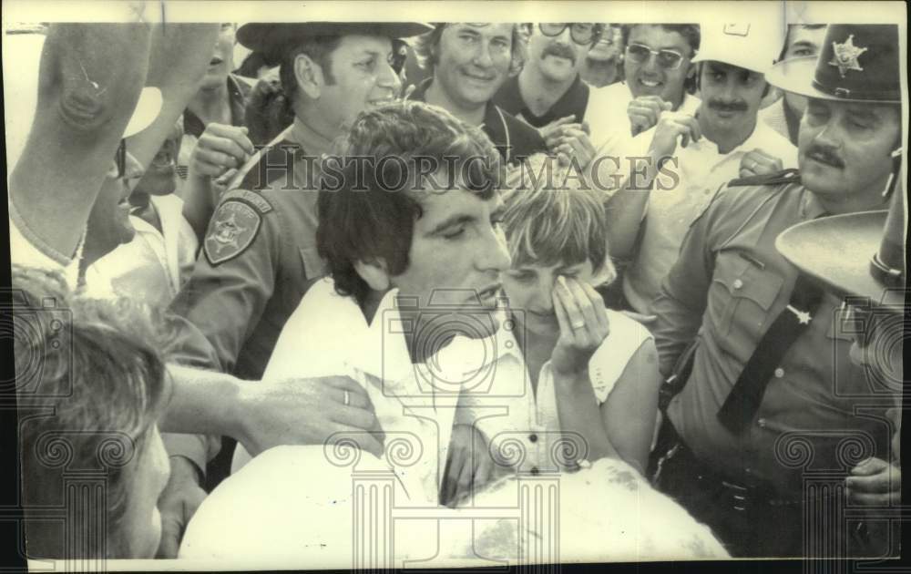 1974 Press Photo Golfer Richie Karl and wife after a B.C. Open victory- Historic Images