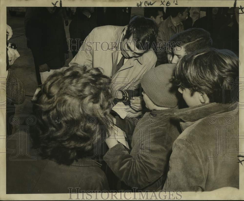 1970 Press Photo Minnesota Vikings football player Joe Kapp and fans- Historic Images