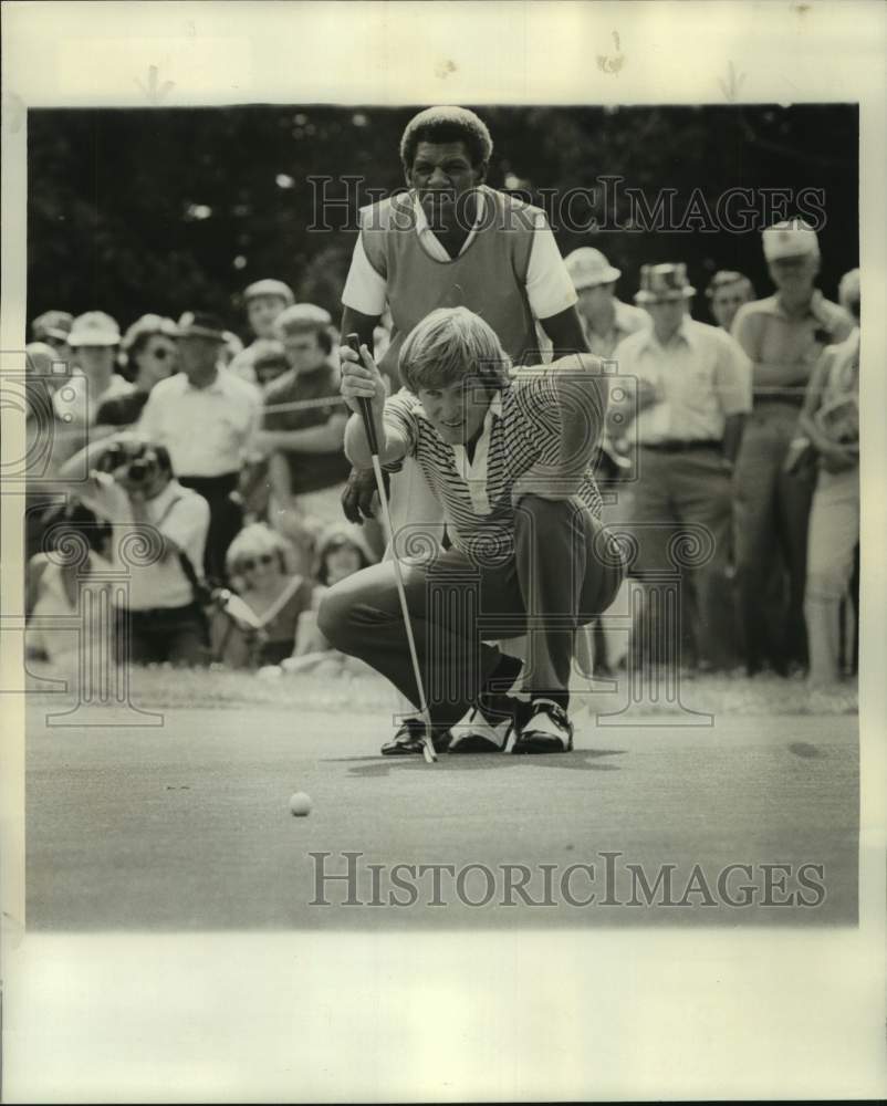 1977 Press Photo Golfer Stan Lee and caddie in action - nos18825- Historic Images
