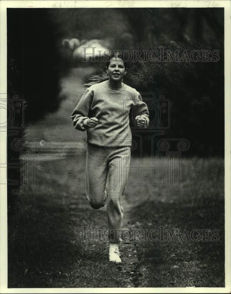 1978 Press Photo Newcomb College student Lisa Ptasynski jogging - nos18835- Historic Images