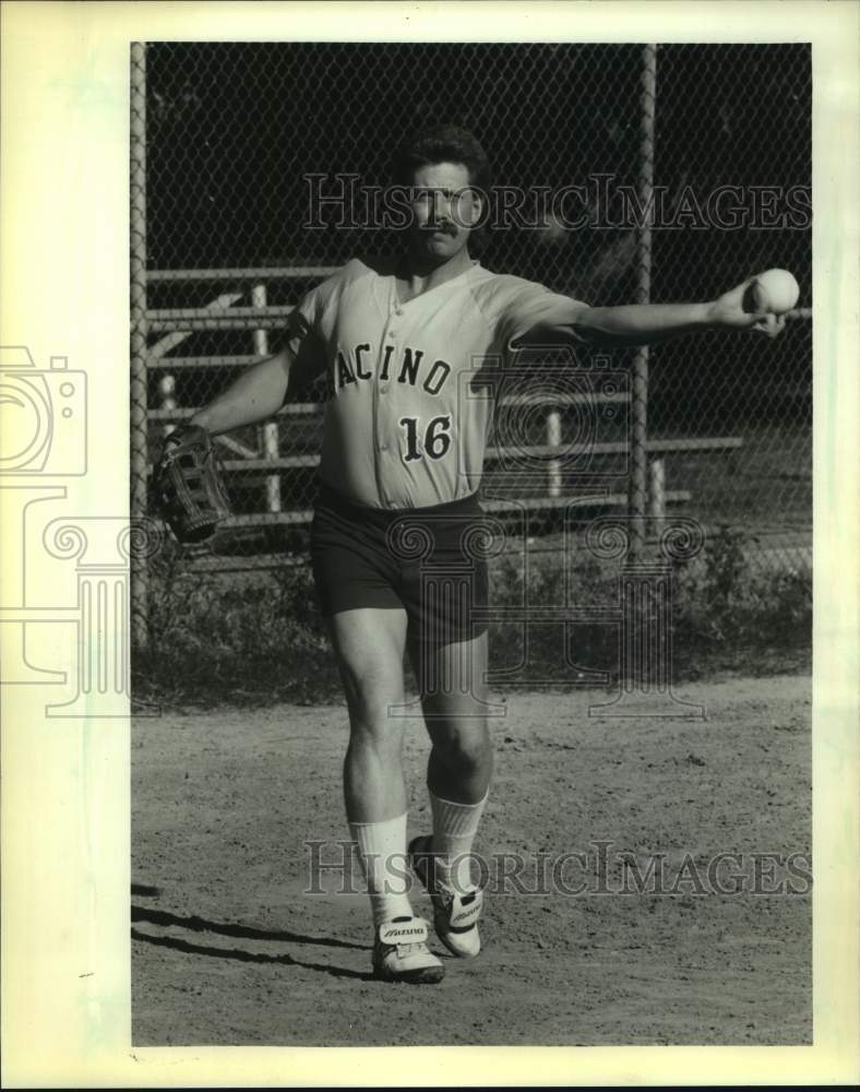 1989 Press Photo Overhand softball pitcher Bill Johnson - nos18864- Historic Images