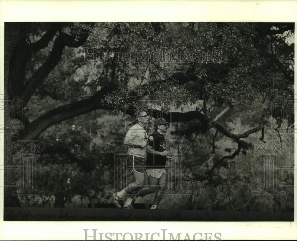 1985 Press Photo Joggers in a park - nos18882- Historic Images