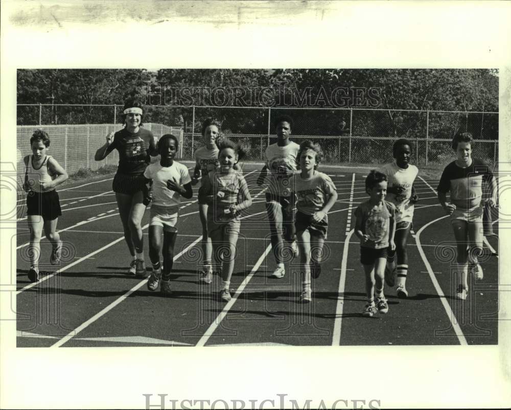 1983 Press Photo Joggers on a track - nos18883- Historic Images