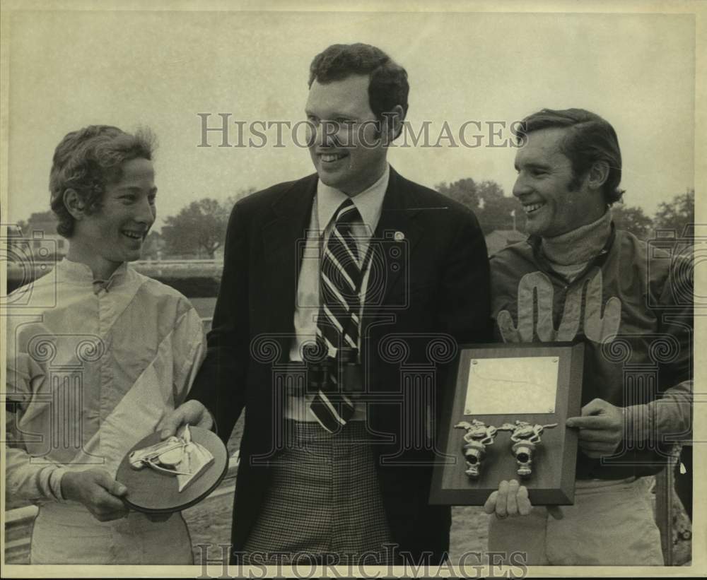 1975 Press Photo Fair Grounds jockeys with track president John S Letellier Jr- Historic Images