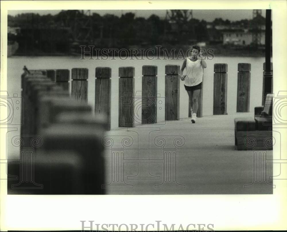 1988 Press Photo Tulane student Kelly Bradley jogs in Audubon Park - nos18962- Historic Images