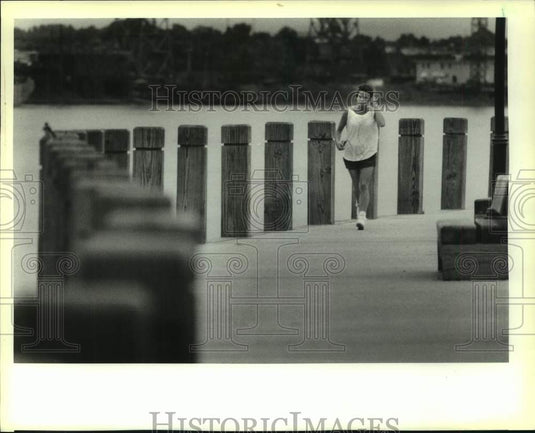 1988 Press Photo Tulane student Kelly Bradley jogs in Audubon Park - nos18962- Historic Images