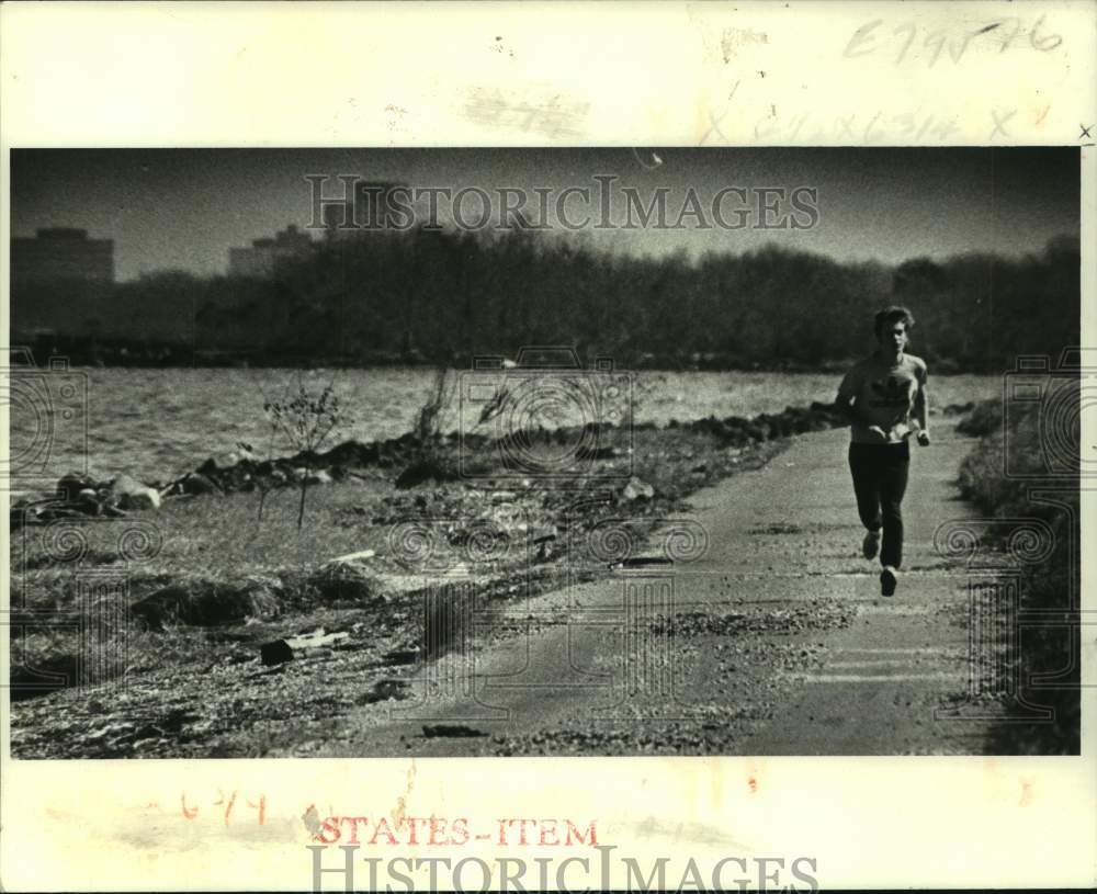 1979 Press Photo Casey Harison jogs in Linear Park in New Orleans - nos18971- Historic Images