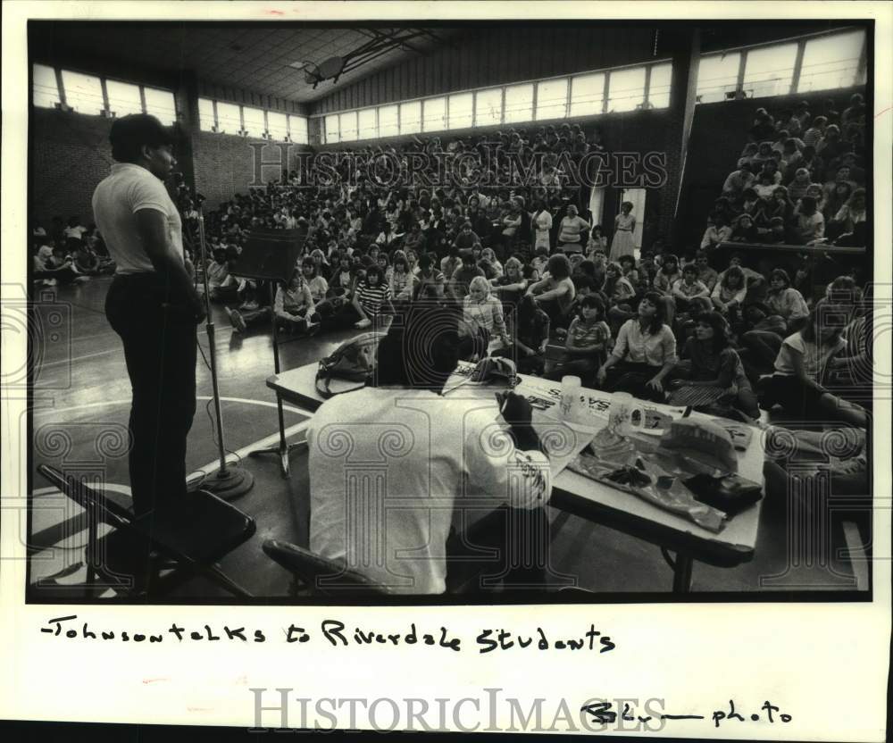 1984 Press Photo New Orleans Saints football players at Riverdale High School- Historic Images