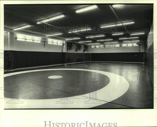 1986 Press Photo The Jesuit High School wrestling room - nos19023- Historic Images