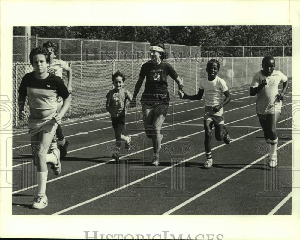 1983 Press Photo Runners running on a track - nos19039- Historic Images