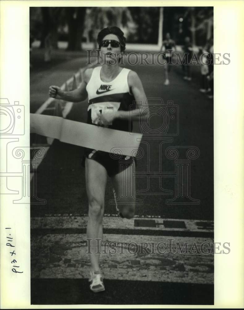 1993 Press Photo Runner Lynn Jennings wins a 5k race- Historic Images