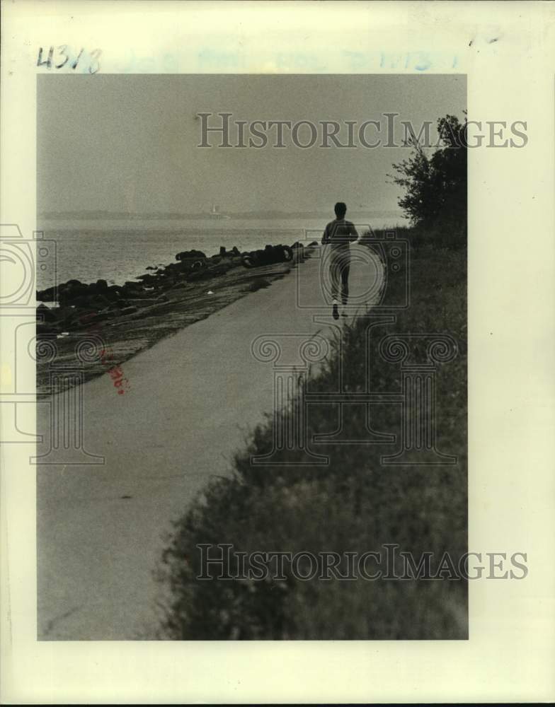 1981 Press Photo A jogger runs in the rain on the Kenner Bike Path - nos19086- Historic Images