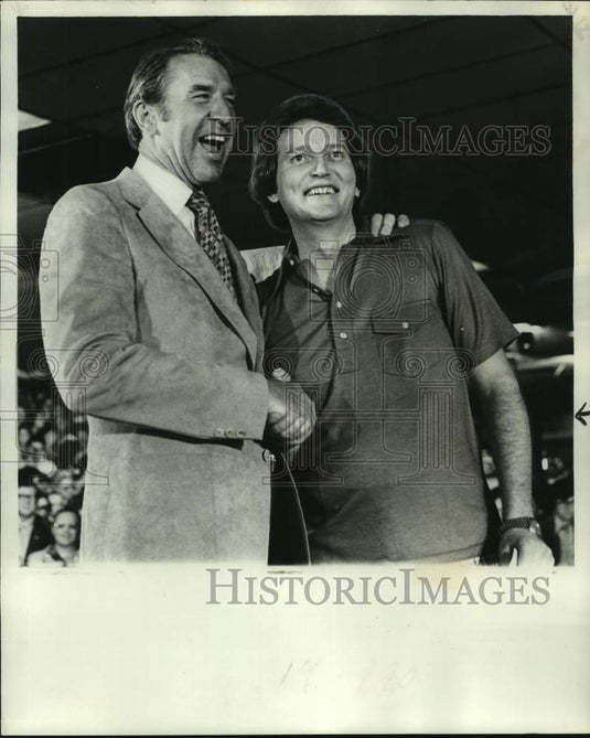 1977 Press Photo Midas president Ralph Weiger and bowler Don Johnson- Historic Images