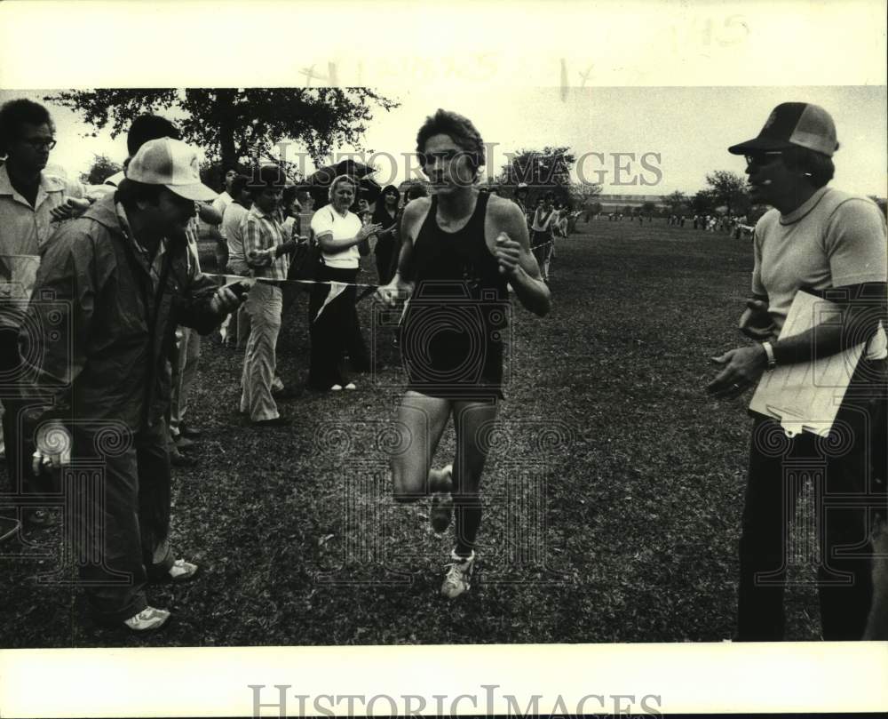 1980 Press Photo Holy Cross track athlete Todd Jennings - nos19208- Historic Images