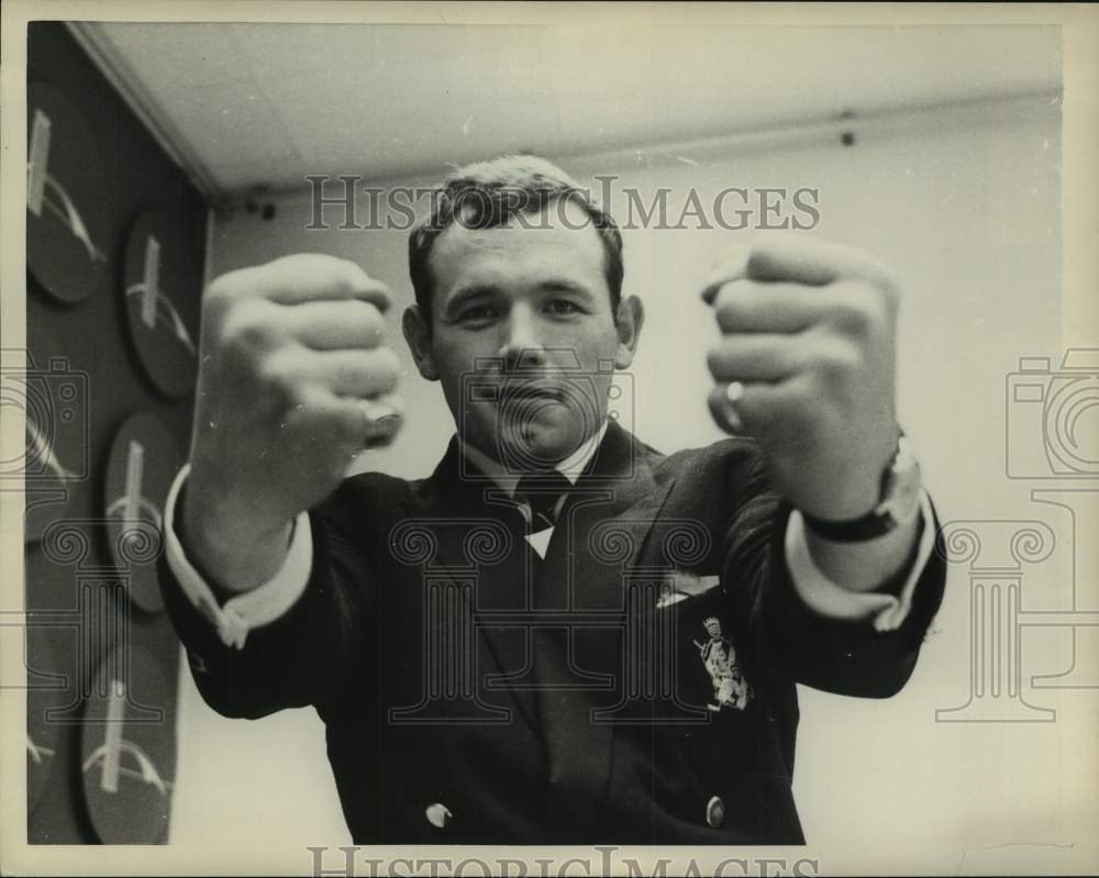 Press Photo Ingenac Johansson Clenching Fists - nos19268- Historic Images