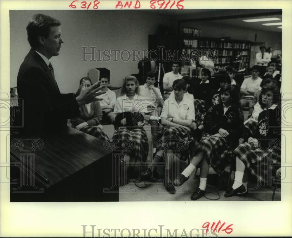 1989 Press Photo New Orleans sportscaster Jim Henderson and students - nos19291- Historic Images