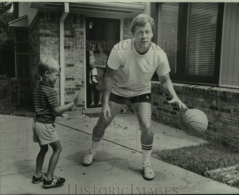 1983 Press Photo Sportscaster Jim Henderson and family - nos19292- Historic Images