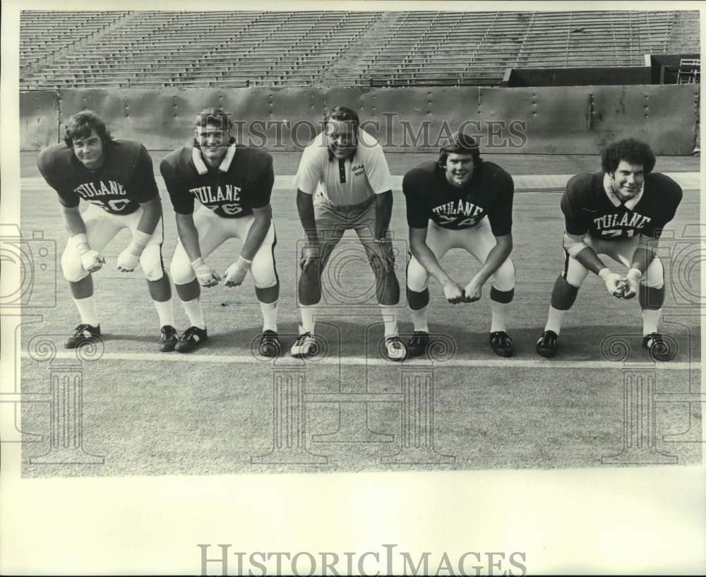 1973 Press Photo Tulane football players with coach Don Jackson- Historic Images