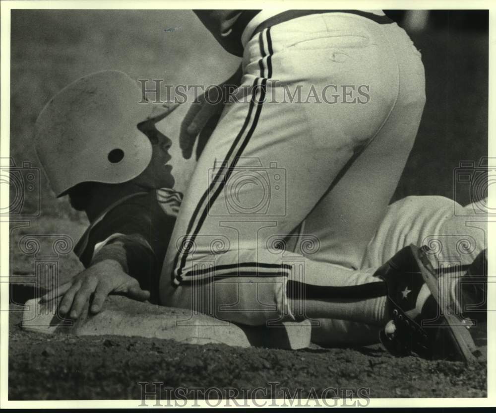 Press Photo Baseball - Everett Jones with Hand on the Bag - nos19344- Historic Images