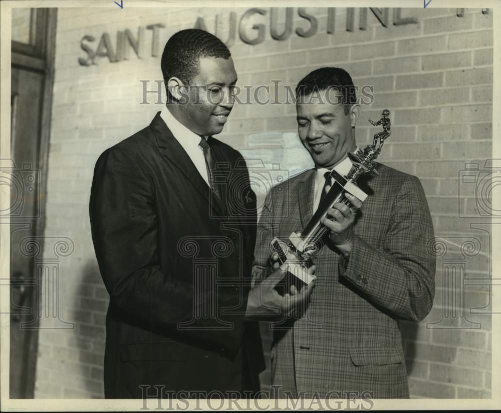 1967 Press Photo Football - Tulsa&#39;s Alfred Jenkins Honored by Eddie Flint- Historic Images