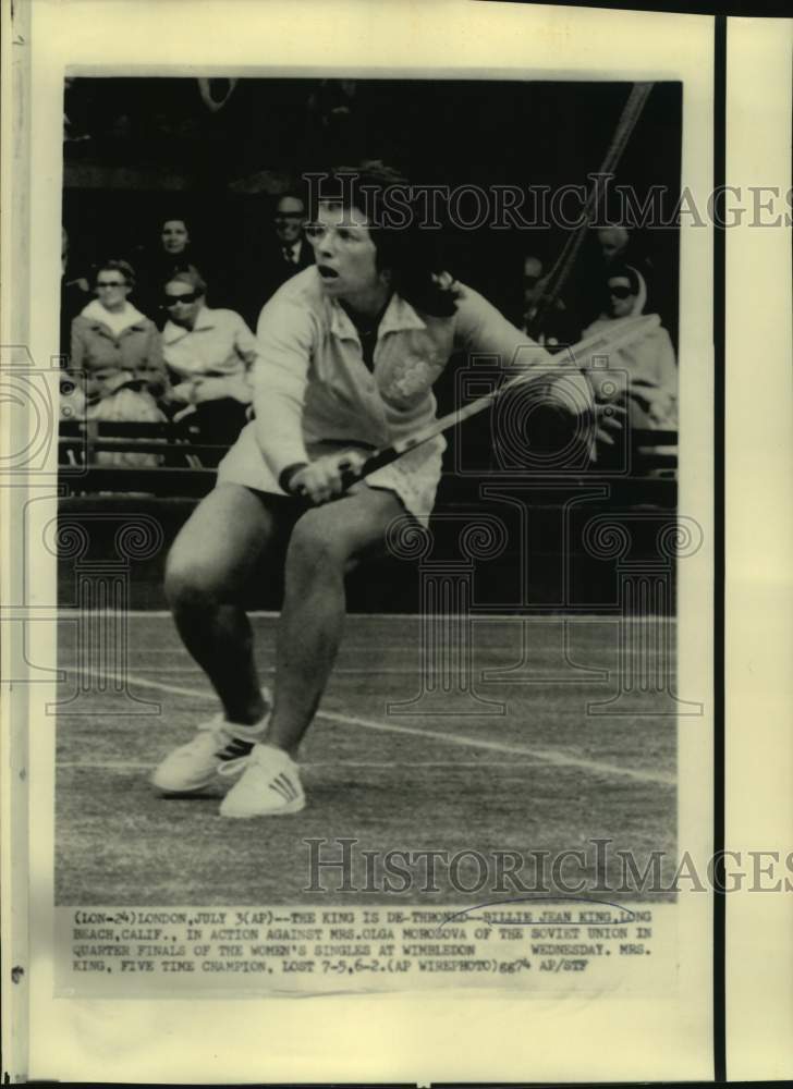 1974 Press Photo Tennis player Billie Jean King plays Wimbledon - nos19416- Historic Images