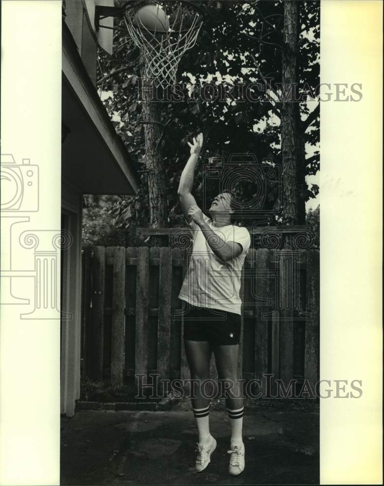 1986 Press Photo Sportscaster Jim Henderson plays basketball - nos19447- Historic Images