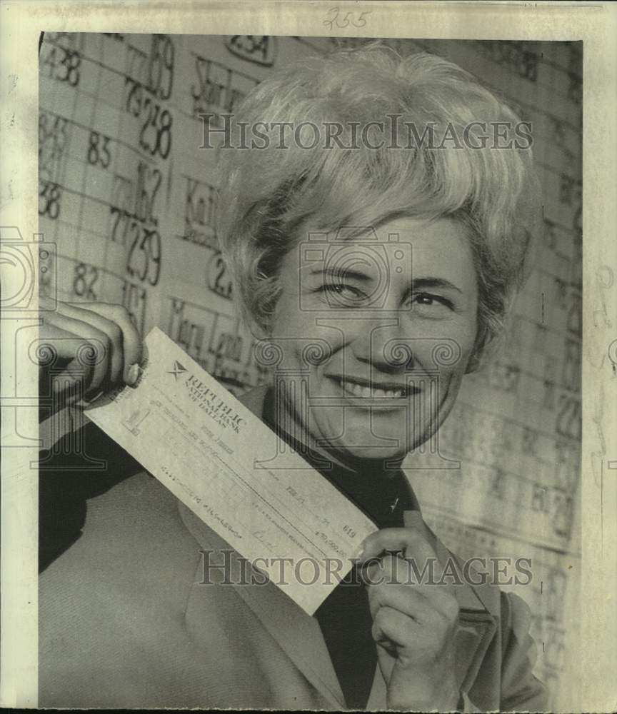 1971 Press Photo Women&#39;s World Classic golf champion Ruth Jessen wins $10,000- Historic Images