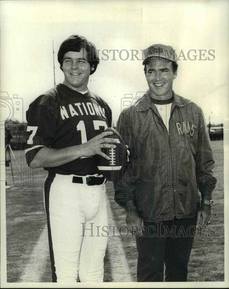 1976 Press Photo Football coach Chuck Knox with quarterback Jim Hart - nos19520- Historic Images