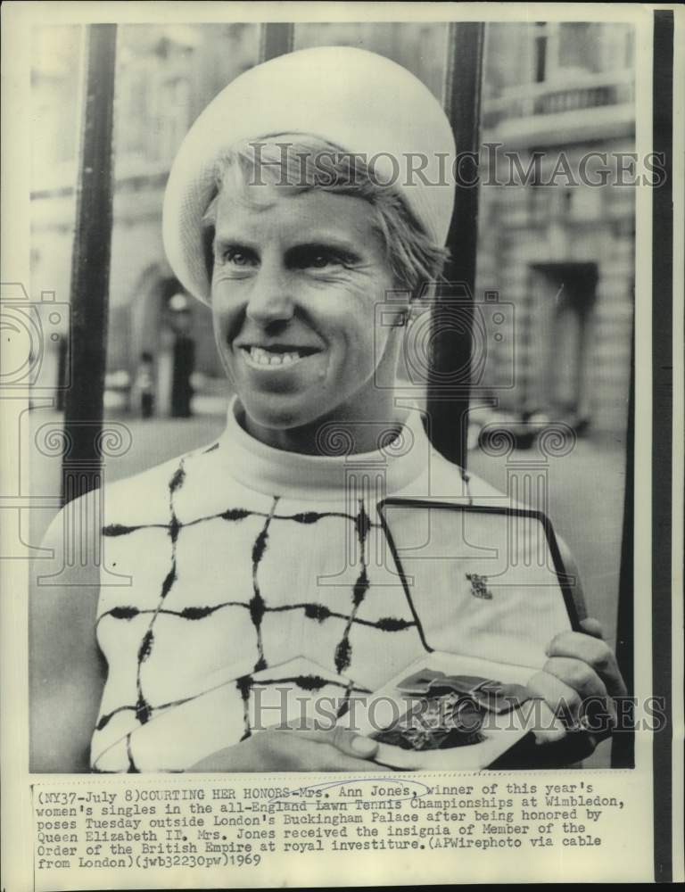 1969 Press Photo Wimbledon tennis champion Ann Jones at Buckingham Palace- Historic Images