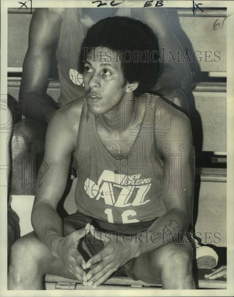 1975 Press Photo New Orleans Jazz basketball player Charles Johnston - nos19656- Historic Images