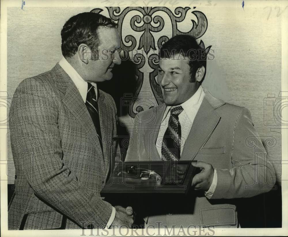 1974 Press Photo LSU coach Charles McClendon and player Tyler Lafauci- Historic Images