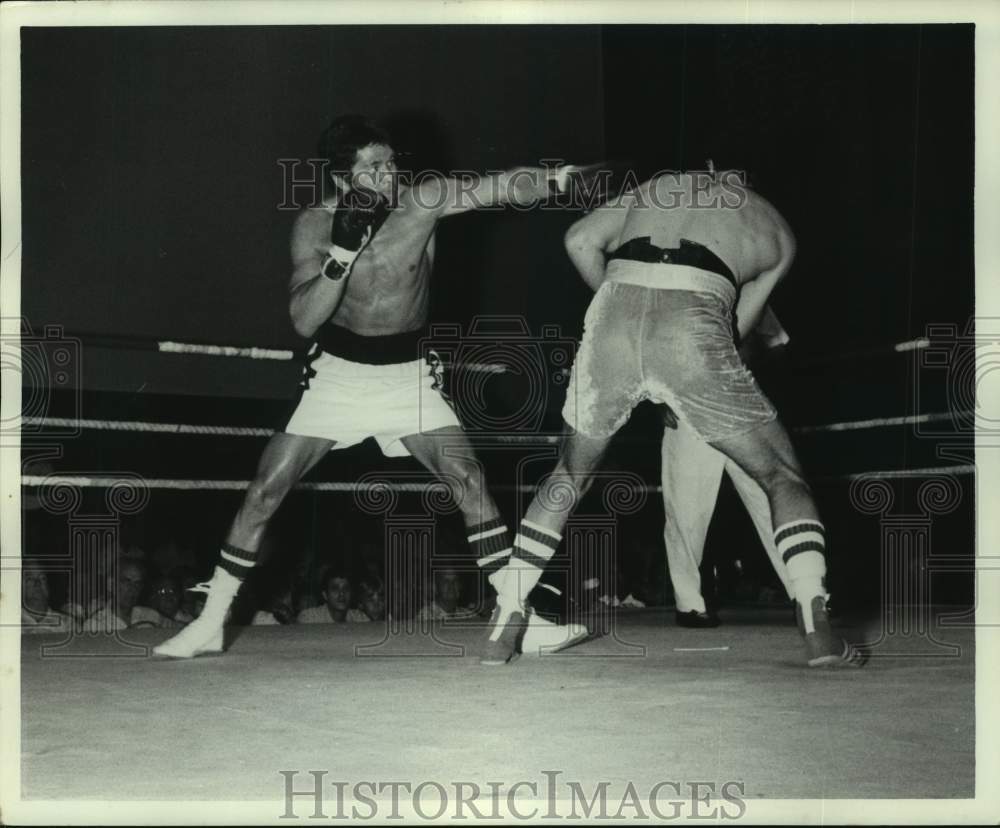 1976 Press Photo Boxer Tony Licata in action - nos19725- Historic Images