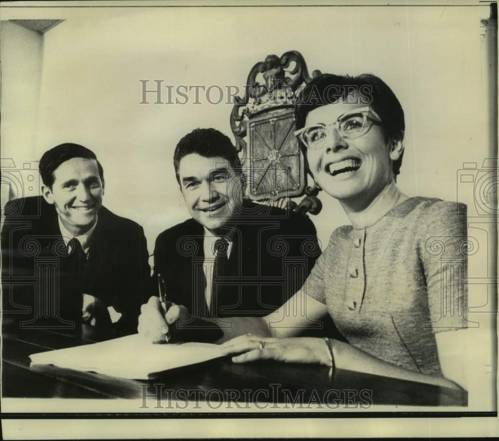 1968 Press Photo Tennis - Billie Jean King &amp; Roy Emerson with George M&#39;Call- Historic Images