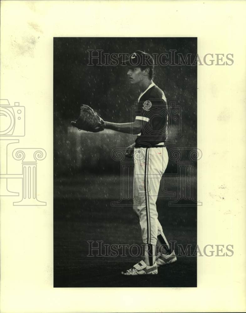 1984 Press Photo Baseball - Jimmy Licciardi in the Rain - nos19866- Historic Images