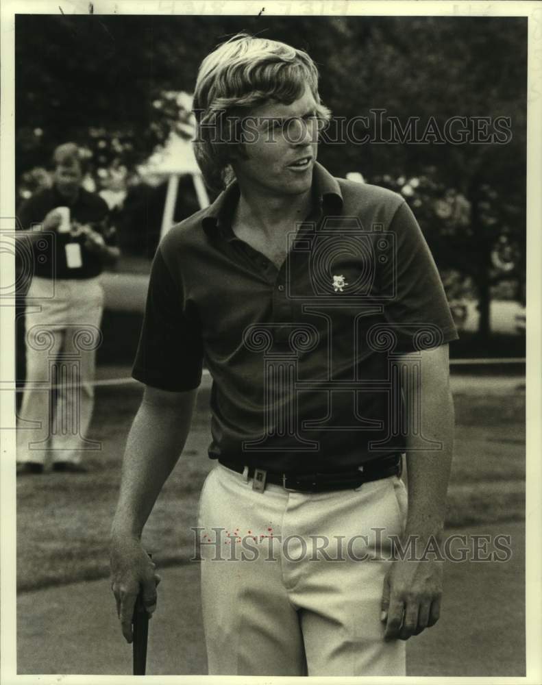 1981 Press Photo Golf - Wayne Levi Holding Club- Historic Images