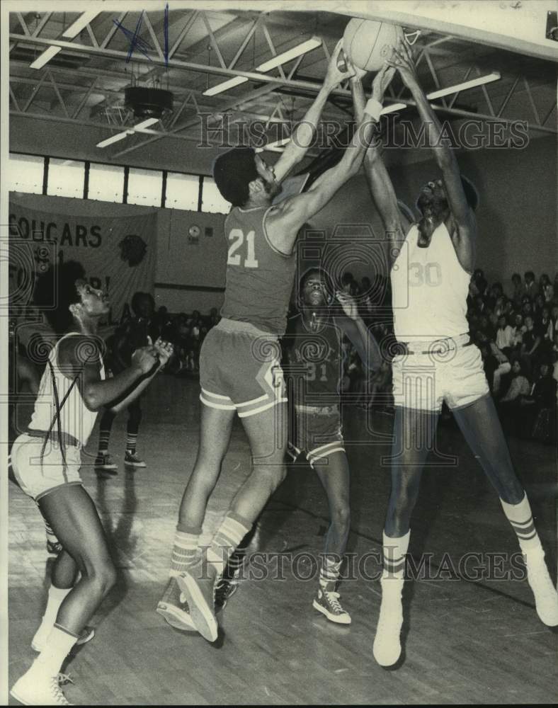 1974 Press Photo Basketball - Carver&#39;s Ernest Lewis &amp; Kennedy&#39;s Ray Gordon- Historic Images