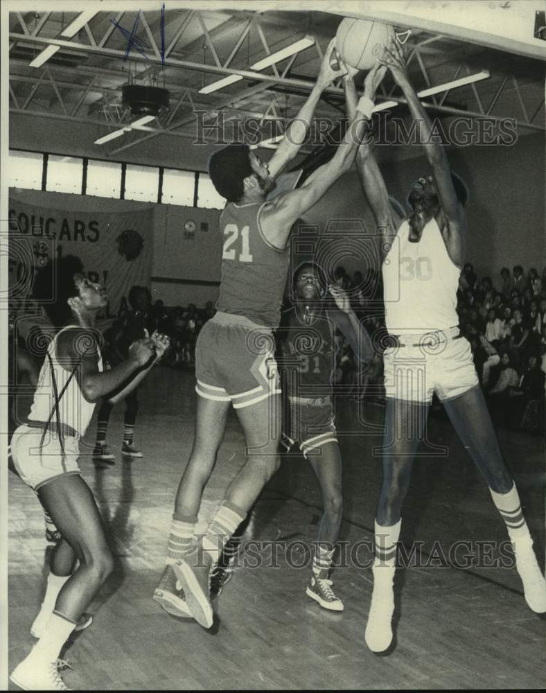 1974 Press Photo Basketball - Carver's Ernest Lewis & Kennedy's Ray Gordon- Historic Images
