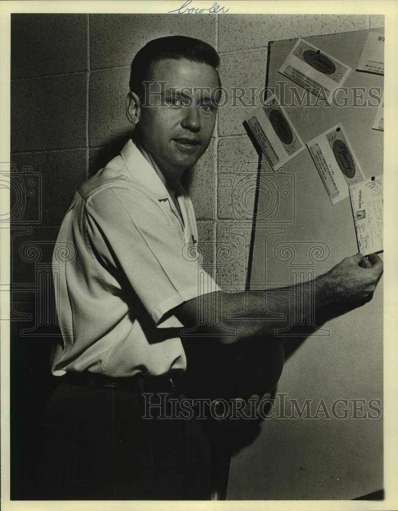 Press Photo Bowling - Bill Lillard By Bulletin Board - nos19938- Historic Images