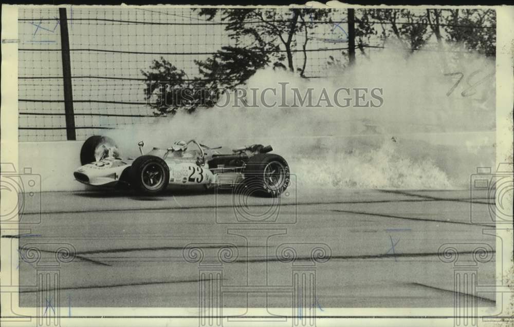 1970 Press Photo Race driver Roger McCluskey scrapes the wall during a race- Historic Images