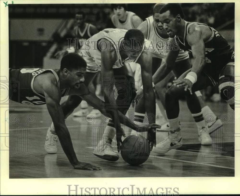 1985 Press Photo Basketball - UNO&#39;s and Iona in Action - nos21272- Historic Images