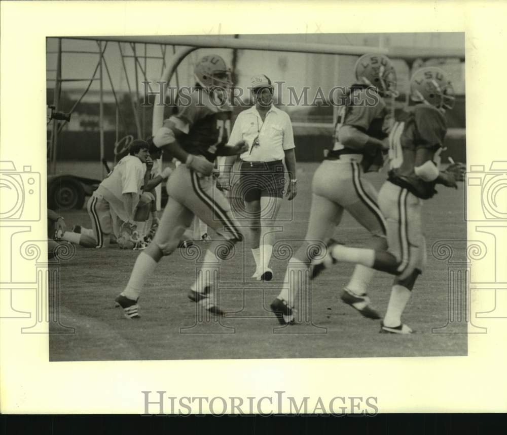 1978 Press Photo Football - LSU Coach Charlie McClendon Watches Players- Historic Images