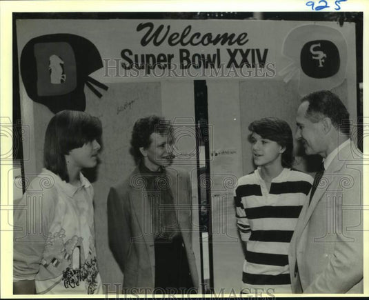 1990 Press Photo Robbie & Richie Hudson, Susan & Bill Regan with Super Bowl Card- Historic Images