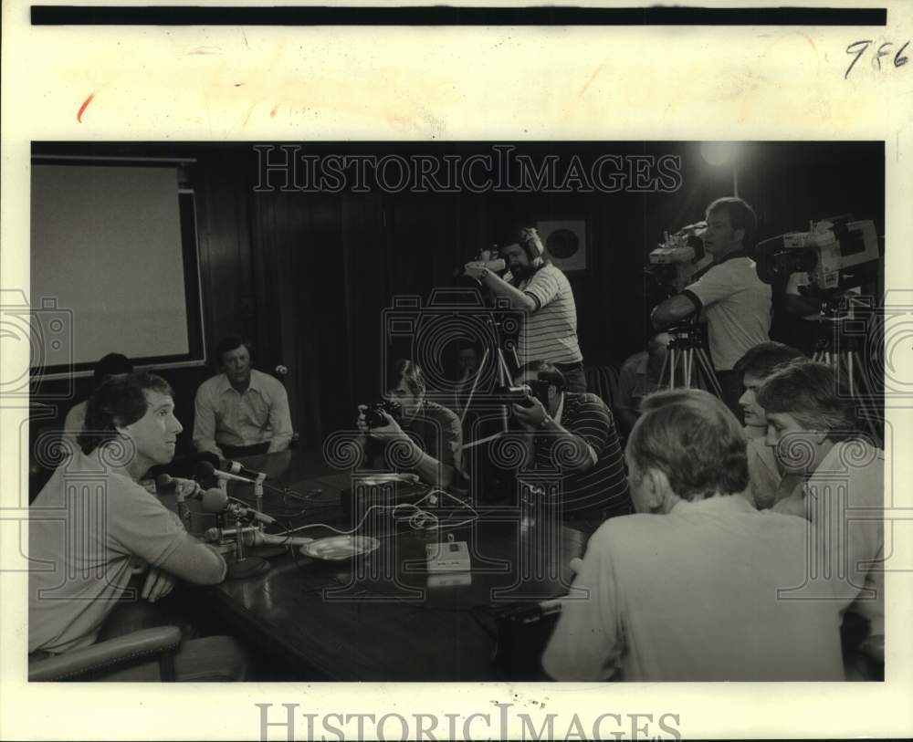 1982 Press Photo New Orleans Saints Quarterback Archie Manning Talks to Media- Historic Images