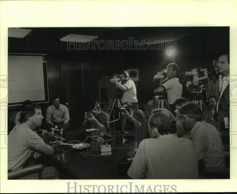 1982 Press Photo New Orleans Saints Archie Manning at News Conference- Historic Images