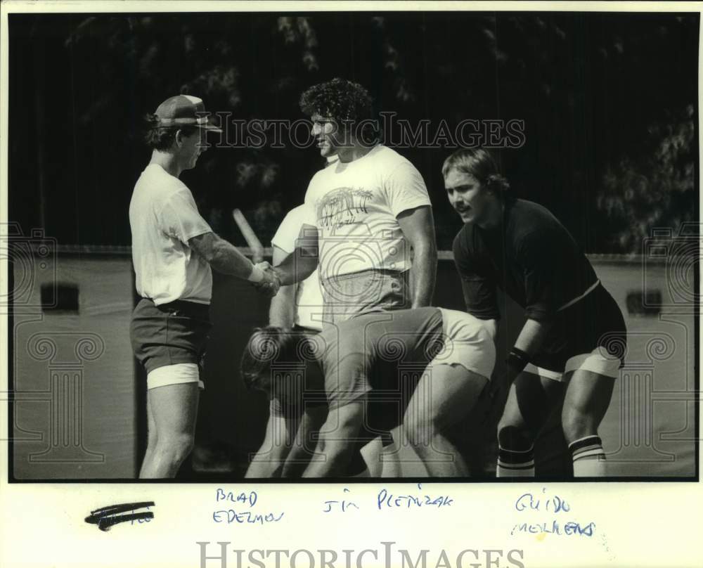 1982 Press Photo New Orleans Saints Archie Manning with Teammates - nos21358- Historic Images