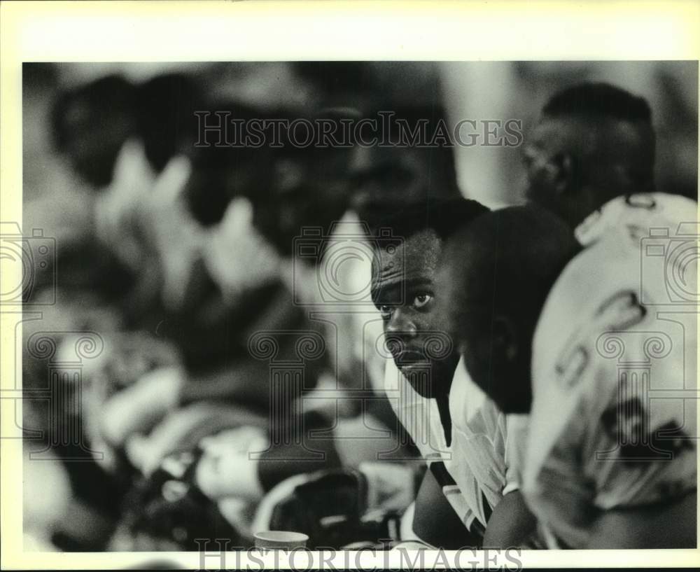 1990 Press Photo New Orleans Saints football player Milton Mack on the bench- Historic Images