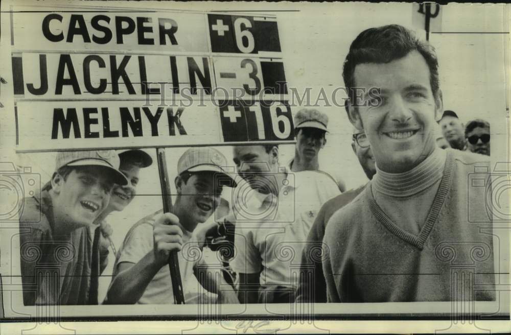 1970 Press Photo Golfer Tony Jacklin smiles by leader board at US Open in MN- Historic Images