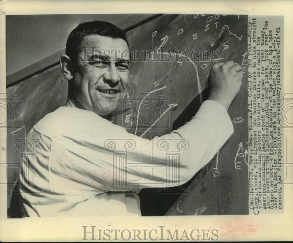 1961 Press Photo Houston Oilers football coach Wall Lemm diagrams play on board- Historic Images