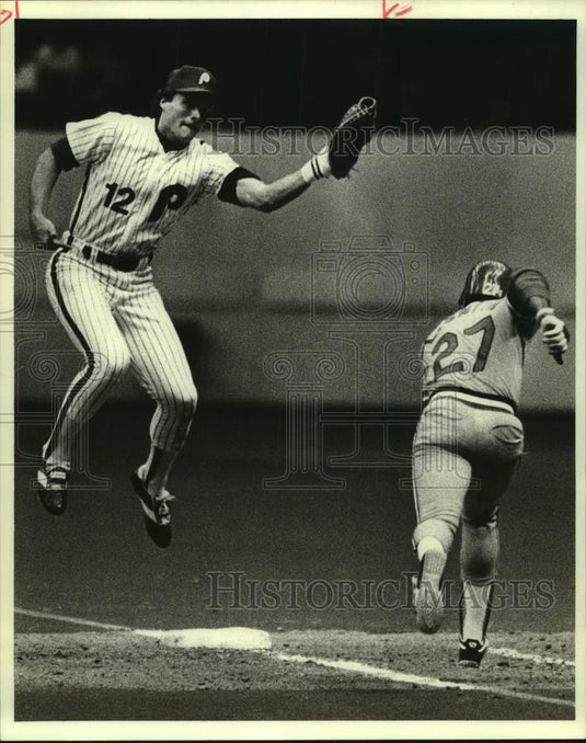 1984 Press Photo Philadelphia Phillies baseball player Len Matuszek catches ball- Historic Images