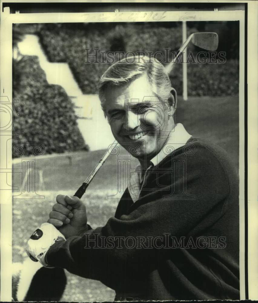 Press Photo Montreal Expos baseball manager Gene Mauch swings golf club in CA- Historic Images